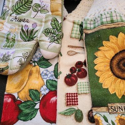 K87: Decorative Dish Towels, Pot Holders and One Mitts.