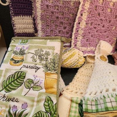 K87: Decorative Dish Towels, Pot Holders and One Mitts.