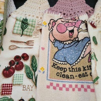 K87: Decorative Dish Towels, Pot Holders and One Mitts.