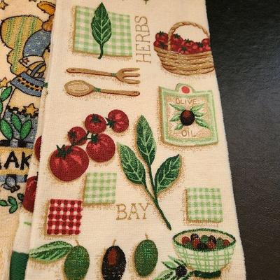 K89: Decorative Kitchen Towel Lot