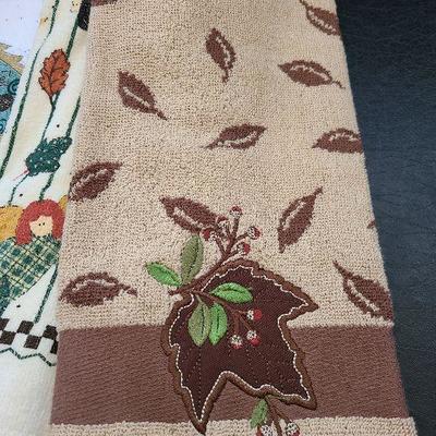 K89: Decorative Kitchen Towel Lot