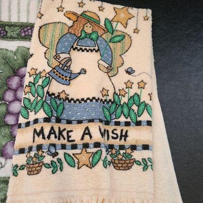 K89: Decorative Kitchen Towel Lot