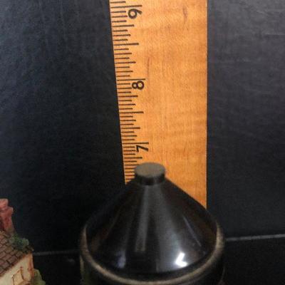 F18: Light-Up Lighthouse and Decor