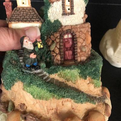 F18: Light-Up Lighthouse and Decor