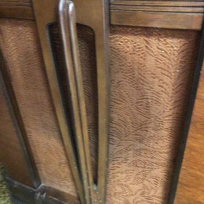 F48: Antique Standing Radio