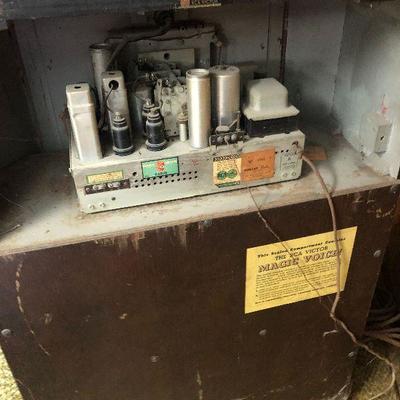 F48: Antique Standing Radio