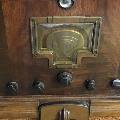 F48: Antique Standing Radio