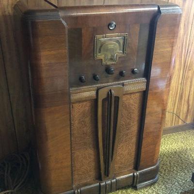 F48: Antique Standing Radio