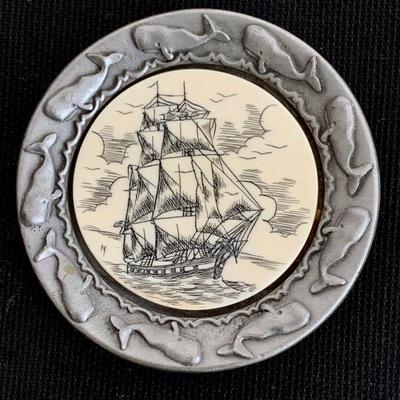 #256    SCRIMSHAW MINI PLATE HAWAII SHIP & WHALES
