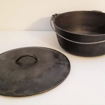 Lot #176  Heavy vintage cast iron Dutch Over with lid