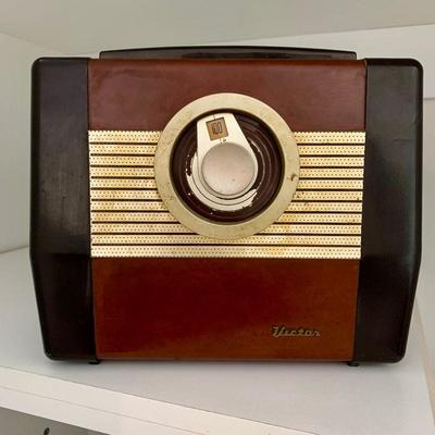 #278   ANTIQUE VICTOR PORTABLE RADIO 