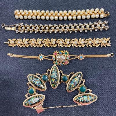 1.84. Seventeen Gold-Tone Bracelets