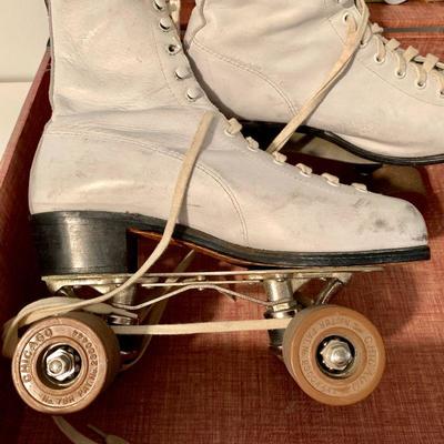 #283    VINTAGE GIRLS ROLLER SKATES METAL CARRY CASE
