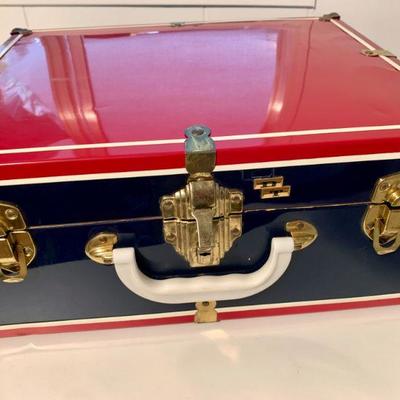 #283    VINTAGE GIRLS ROLLER SKATES METAL CARRY CASE