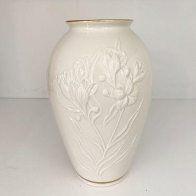 #287     LENOX FLOWER VASE