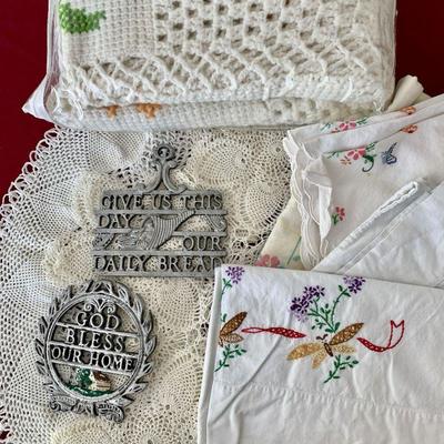 #295    GROUP OF VINTAGE LINENS DOILIES EMBROIDERY THROW & TWO METAL TRIVETS