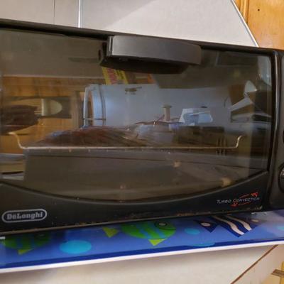 3-33: DeLonghi Toaster Oven