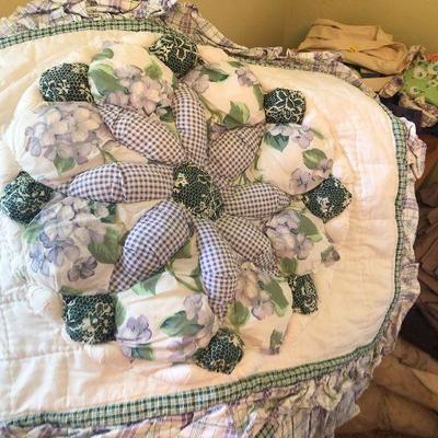 B31: Queen Lavender Floral Puffed Quilt Set