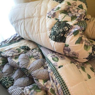 B31: Queen Lavender Floral Puffed Quilt Set