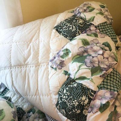 B31: Queen Lavender Floral Puffed Quilt Set