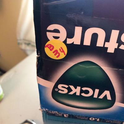 B34: Vicks Cool Moisture Humidifier 