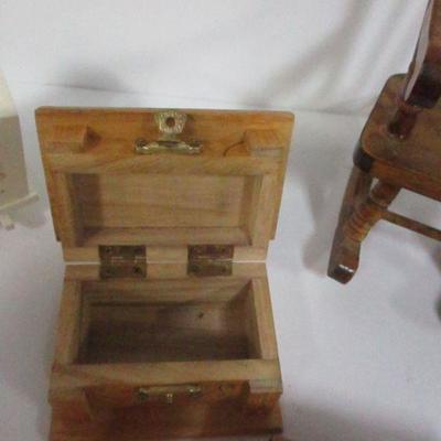 Lot 132 - Doll House Furniture 