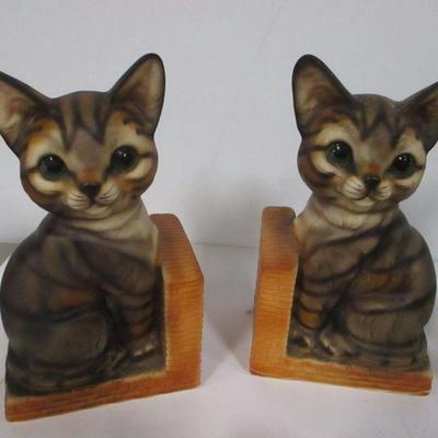 Lot 162 - Cat Bookends & Dog Decor