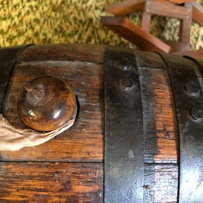 F68: Smaller Vintage Keg with Tap & Stand