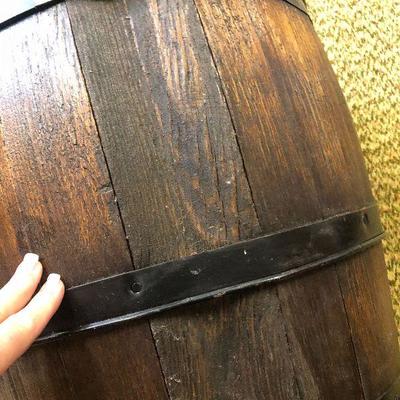 F71: Small Wood Barrel & Rope