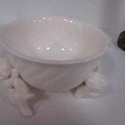 Lot 175 - Decorative Cherubs & Christmas Decor