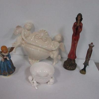 Lot 175 - Decorative Cherubs & Christmas Decor