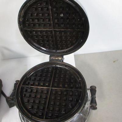 Lot 178 - Antique Bersted Electric Waffle Iron Baker - Toastmaster - Can Opener
