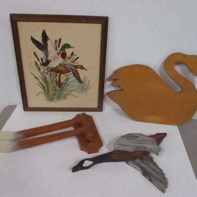 Lot 183 - Duck & Geese Decor 