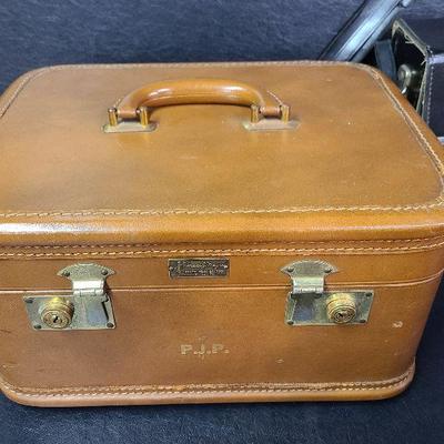 C15: Vintage Travel Make-Up Case and More