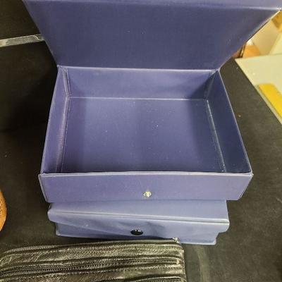 C15: Vintage Travel Make-Up Case and More