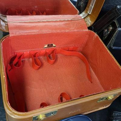 C15: Vintage Travel Make-Up Case and More