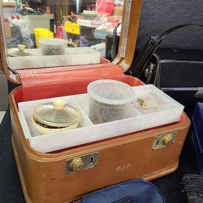 C15: Vintage Travel Make-Up Case and More