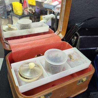 C15: Vintage Travel Make-Up Case and More