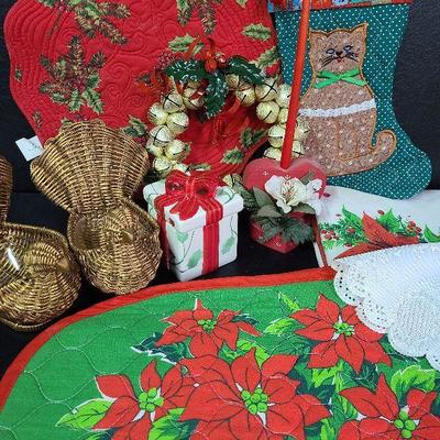 C224: Christmas Placemats and Decor