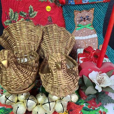 C224: Christmas Placemats and Decor