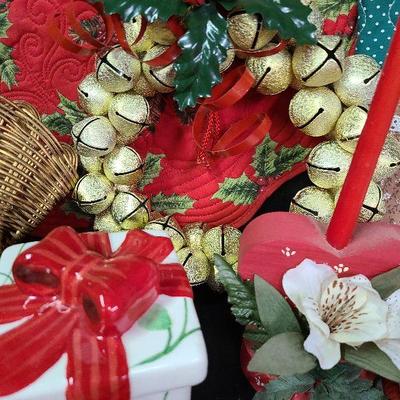 C224: Christmas Placemats and Decor