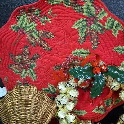 C224: Christmas Placemats and Decor