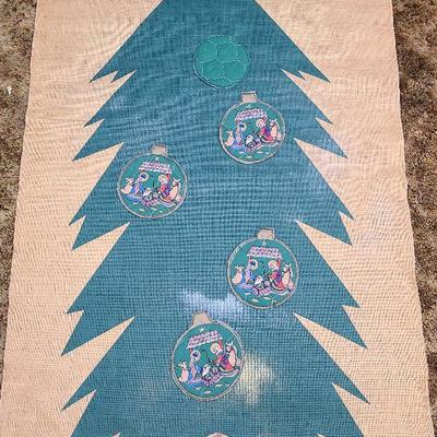 C51: Flat Burlap Wall Christmas Tree