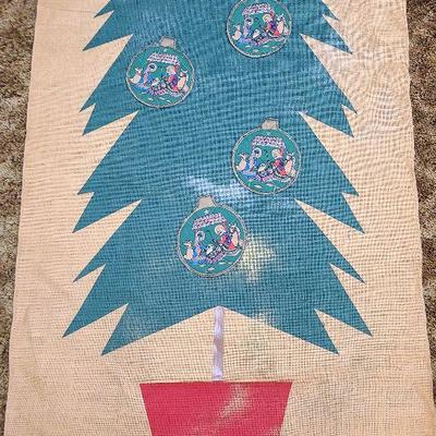 C51: Flat Burlap Wall Christmas Tree