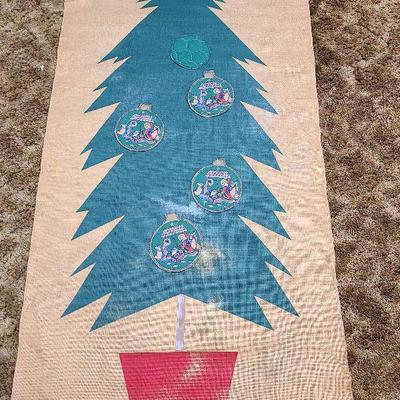 C51: Flat Burlap Wall Christmas Tree