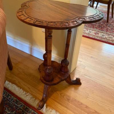 409: Vintage Mahogany Pedestal Table 