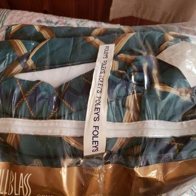 2-244: New Bill Blass King Bed Set