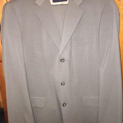 M 49: Tommy Hilfinger gray suit, 43L