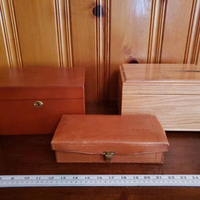 2-252: Wood and Leather Box lot