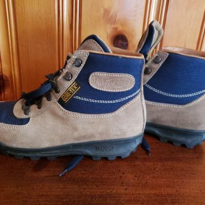 2-255: Italian Gore Tex Boots Womens
